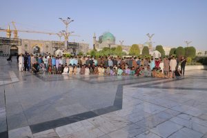 تصویر دسته جمعی از زیارت زائرین حرم امام رضا علیه السلام