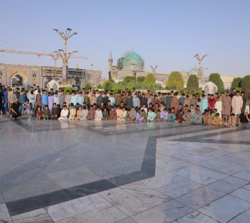 تصویر دسته جمعی از زیارت زائرین حرم امام رضا علیه السلام