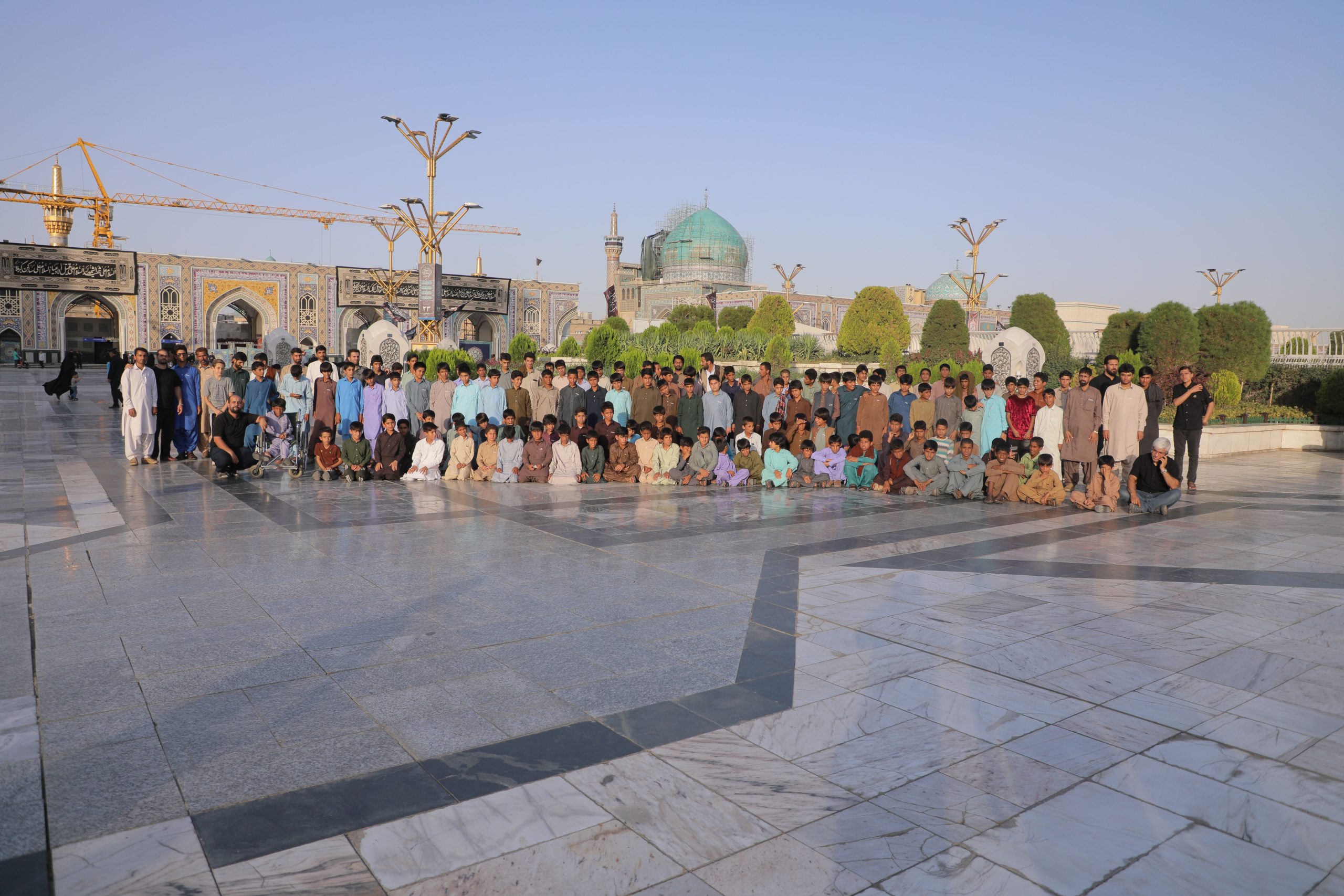 تصویر دسته جمعی از زیارت زائرین حرم امام رضا علیه السلام