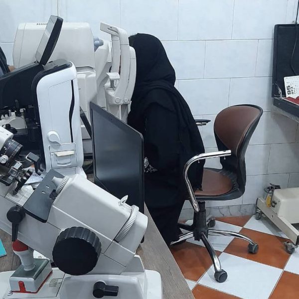 دختری در مناطق محروم در حال بینایی سنجی