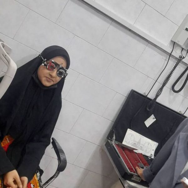 دختری در مناطق محروم در حال بینایی سنجی