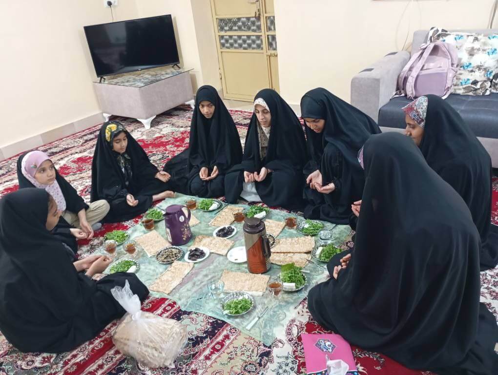 دانش آموزان و مربیان خانم سفینة النجاه در یکی از روستاهای استان هرمزگان در حال افطار
